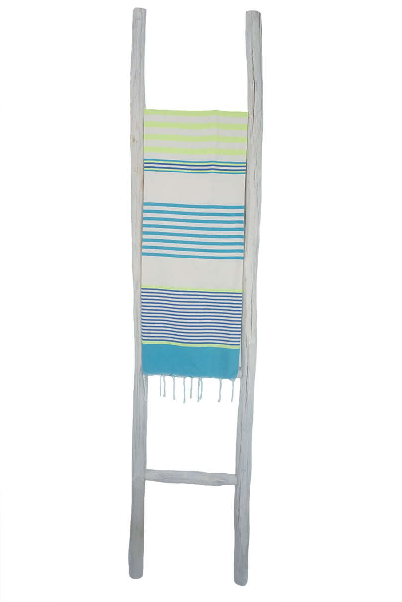 Fouta Stripe S hellblau Hamamtuch und Strandtuch auf Leiter - Splendite