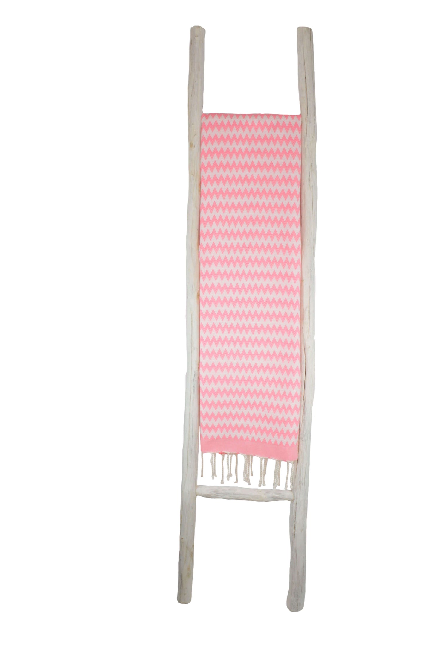 Fouta Zick Zack leuchtend rosa Hamamtuch und Strandtuch auf Leiter - Splendite