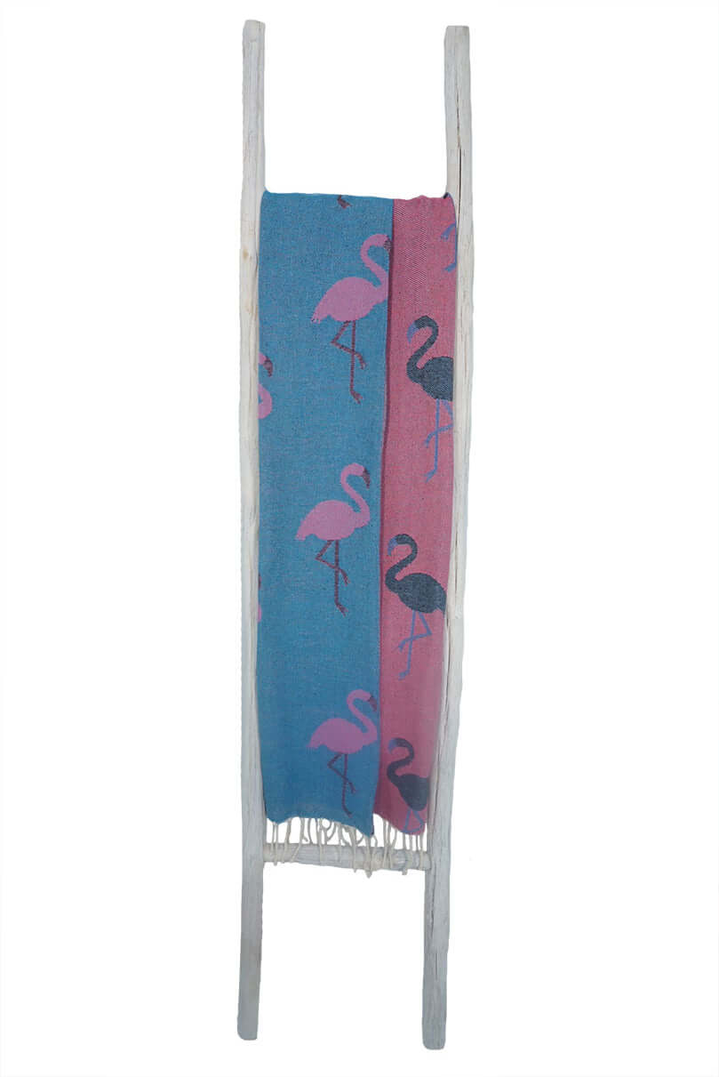 Plaid Flamingo blau/rosa - Splendite Plaid und Decke auf Leiter