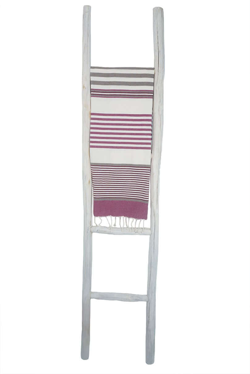 Fouta Stripe S lila Hamamtuch und Strandtuch auf Leiter - Splendite